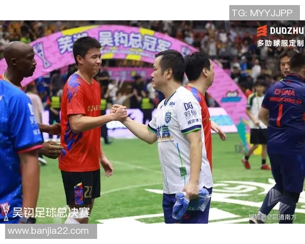 老球星再聚绿茵情谊深厚经典合影记录足球岁月风采