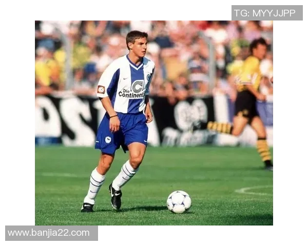 孤独的足球巨星：聚光灯下的孤立与心灵的坚守